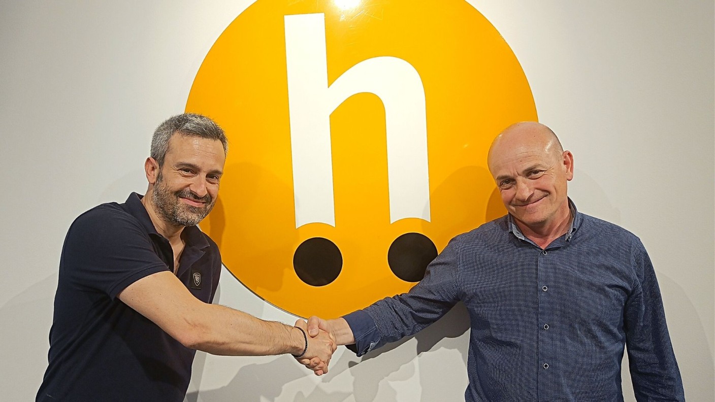 Marco (CEO of Aria) shaking hand with Jordi (CEO of Rehagirona)
