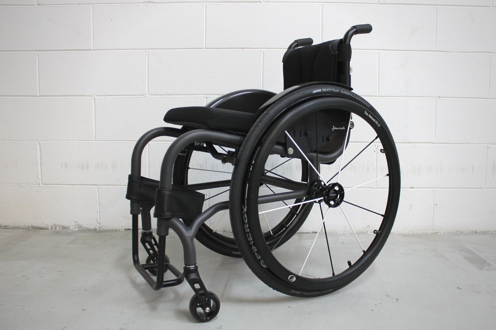 Side pic of Aria Speciale wheelchair with double tube